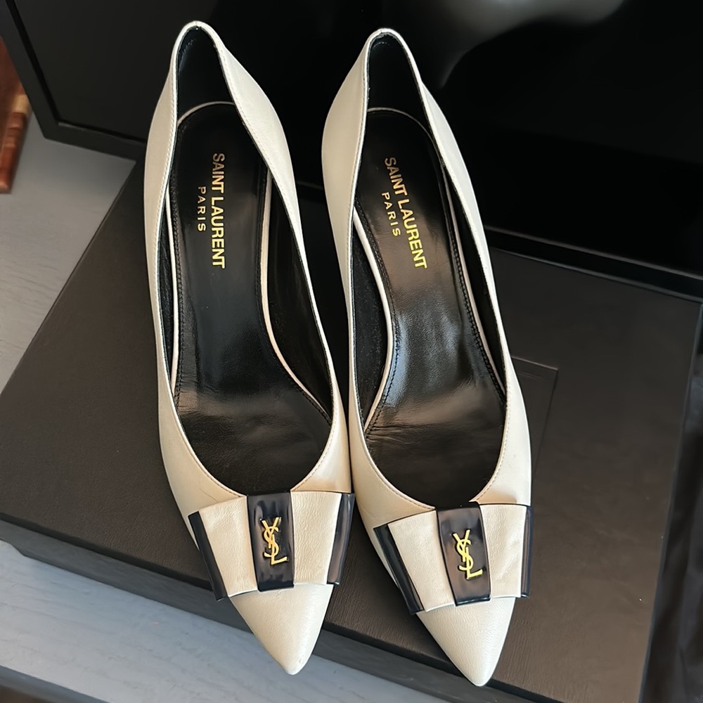 Yves Saint Laurent Pumps